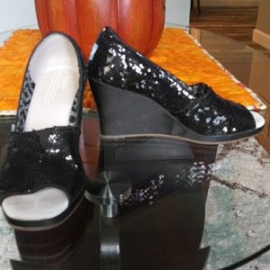 Toms 7 1/2 sequin black wedge